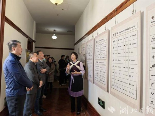 大牛时代 “纳西族东巴文化展”亮相江汉关 邀你解密人类唯一“活着的象形文”
