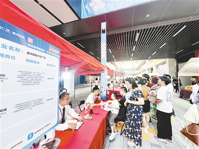 简配资 人才夜市：烟火气里聚“才气”